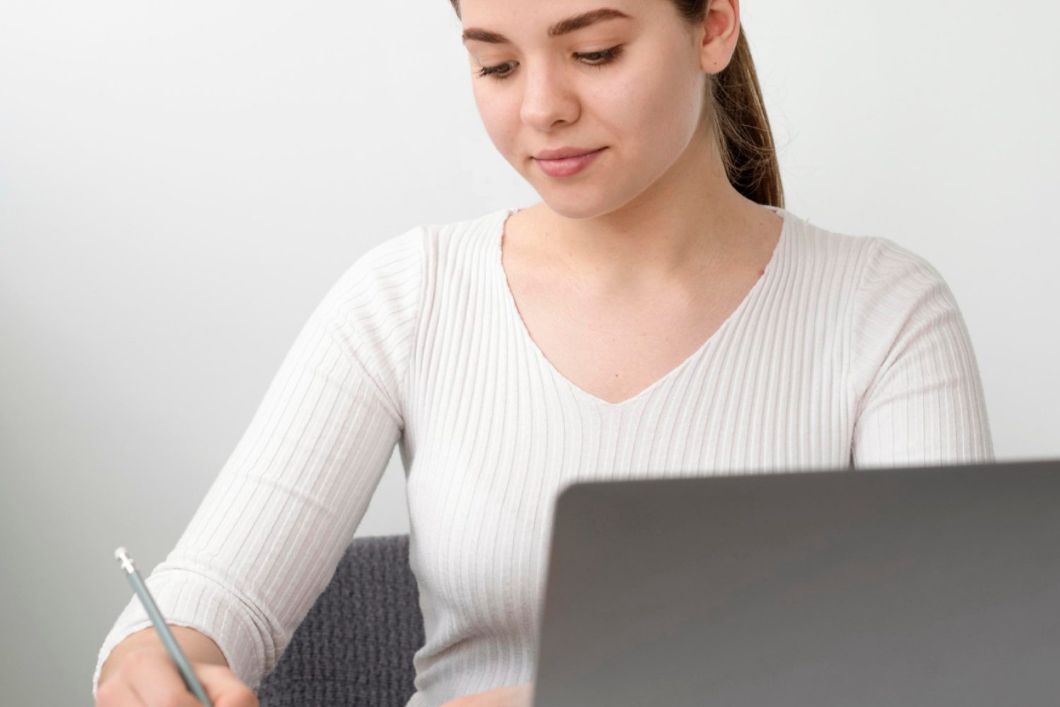 woman-desk-writing-agenda