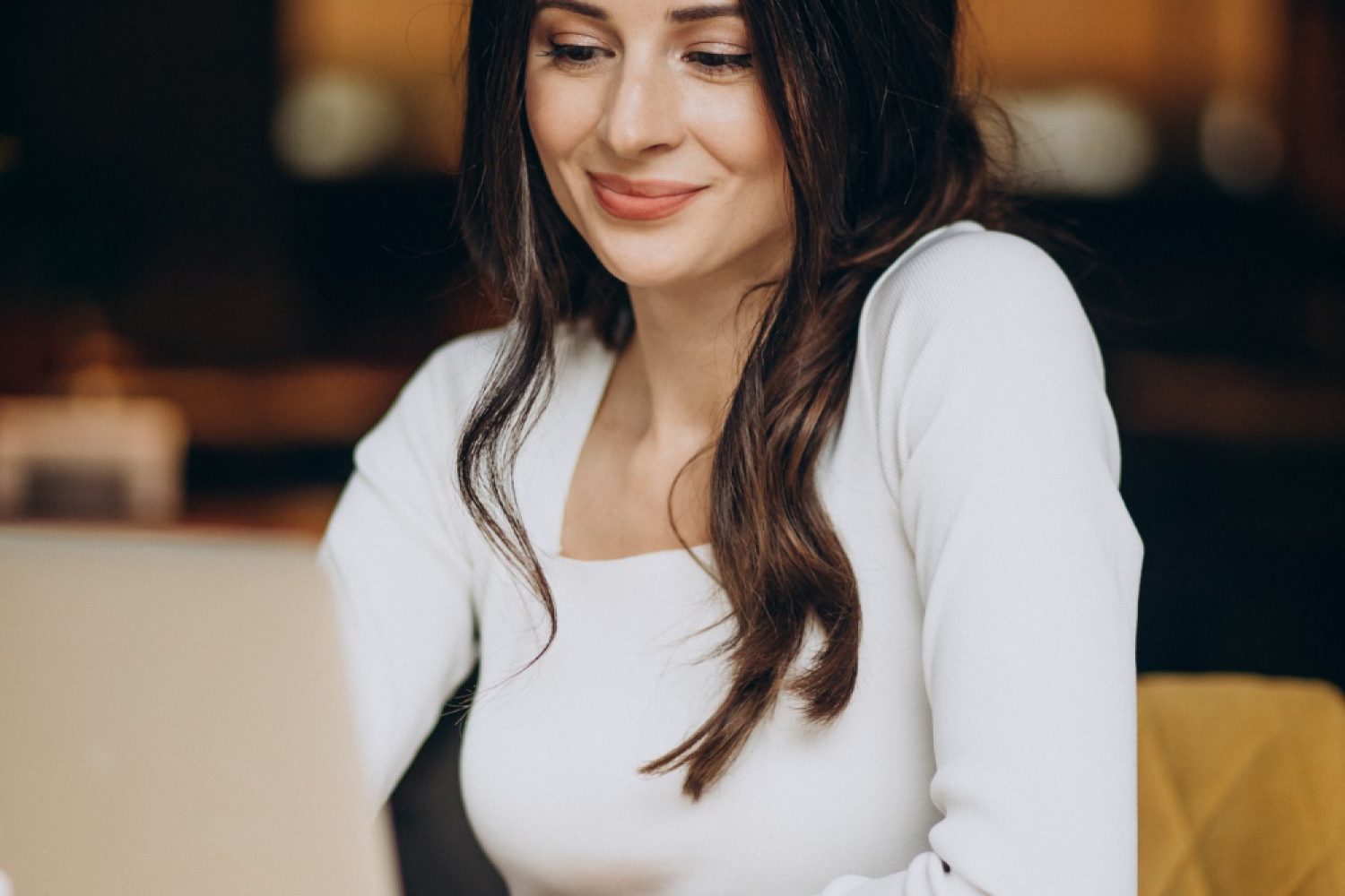young-beautiful-business-woman-working-computer-cafe